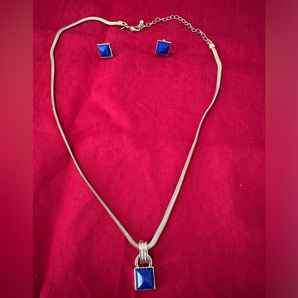 Blue Necklace and
Earrings Set
Size: OS
Avon
NWT